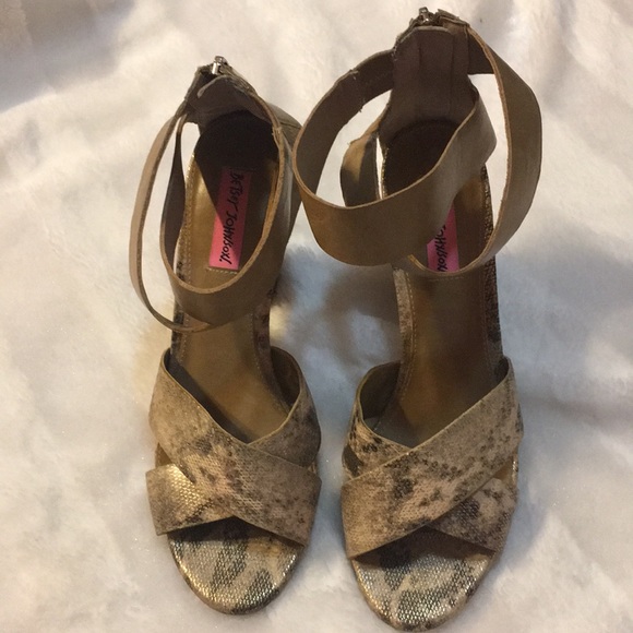 Betsey Johnson - Picture 4 of 9